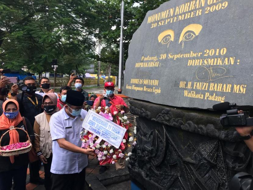 Plt Wali Kota Padang Hendri Septa, Rabu (30/9) meletakkan bunga di Monumen Korban Gempa 30 September 2009 di Kota Padang sebagai peringatan 11 tahun gempa besar di Kota Padang.