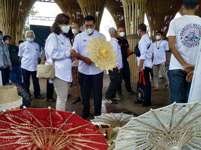 Plt Wali Kota Tasikmalaya, Muhammad Yusuf, melihat kerajinan payung geulis di Taman Wisata Karang Resik, Kota Tasikmalaya, 