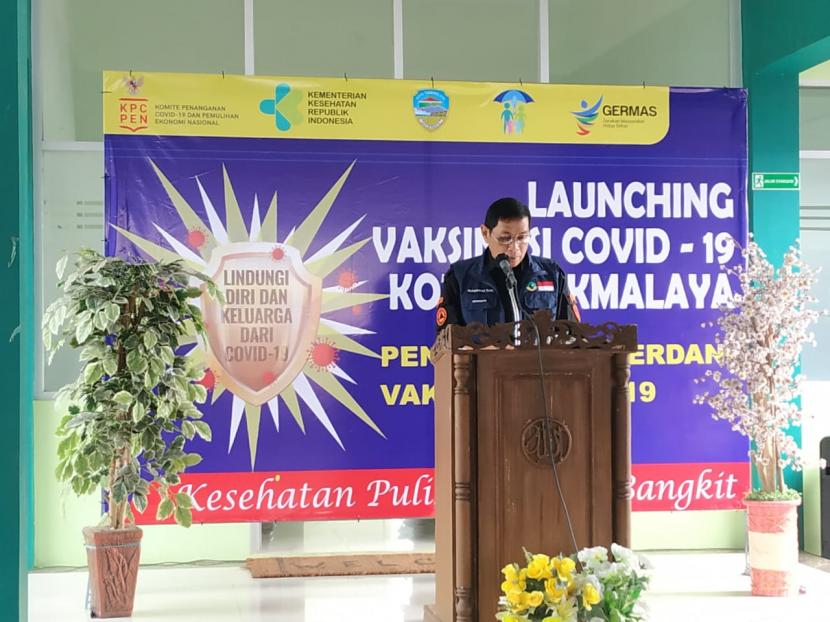 Plt Wali Kota Tasikmalaya Muhammad Yusuf meluncurkan program vaksinasi Covid-19 di Puskesmas Kersanagara, Kecamatan Cibeureum, Jumat (29/1/2021). 