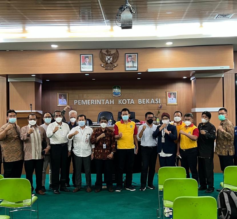PLT Walikota Bekasi Tri Adhianto berfoto bersama perwakilan dari 34 perguruan tinggi usai fokus dialog.