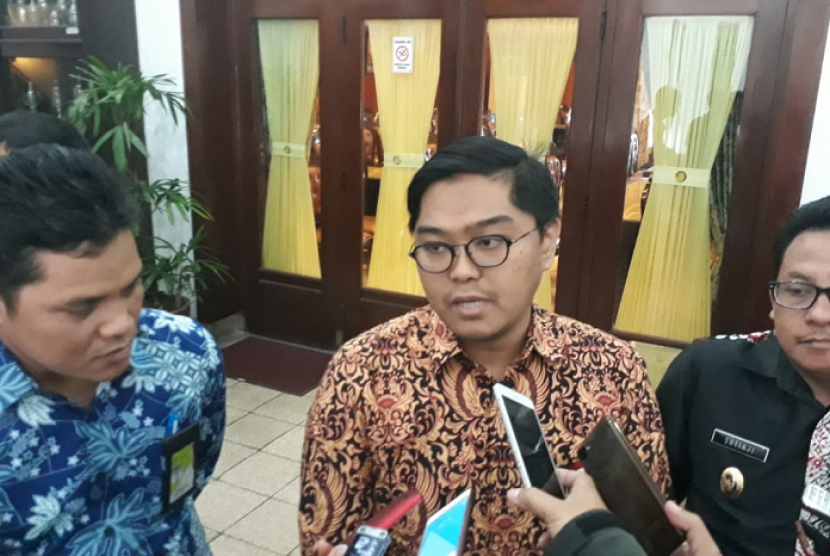 Plt Walikota Malang, Sutiaji (sebelah kanan) dan pihak Pertamina (dua dari kanan) saat memberikan keterangan pers ihwal elpiji di Balaikota Malang, Jumat (24/8). 