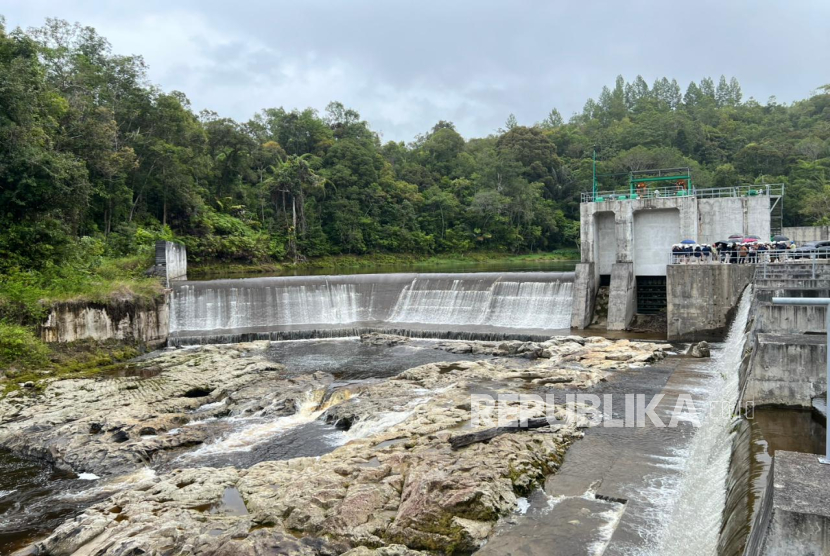 PLTM Sion yang terletak di Kabupaten Humbang Hasundutan, Sumatra Utara. PLTM Sion yang berkapasitas 10 MW mengubah derasnya Sungai Simongo menjadi cahaya bagi 15 ribu rumah. 