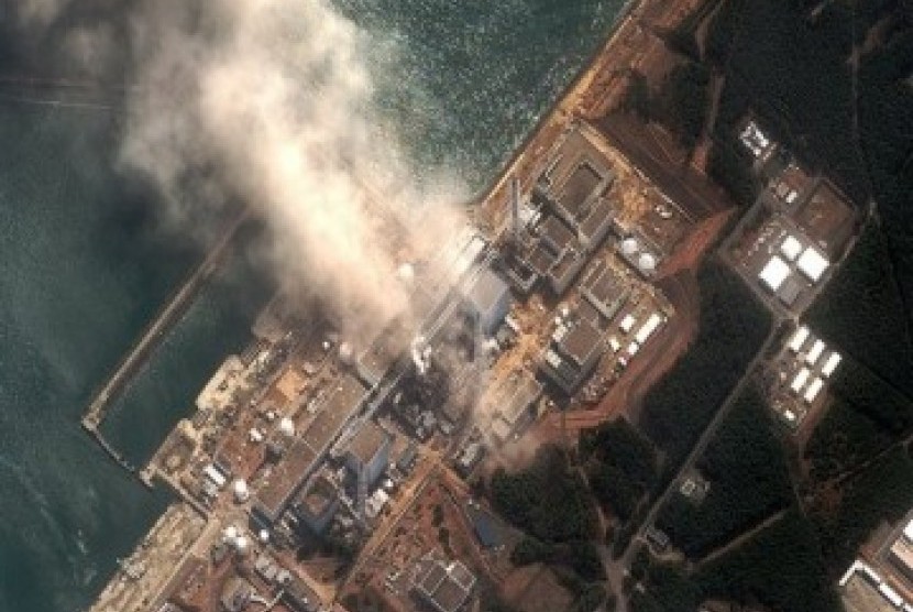 PLTN Fukushima mengeluarkan asap tampak dari atas