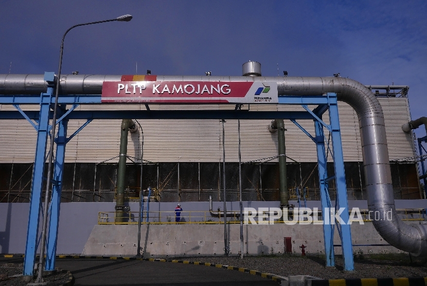 PLTP PGE Kamojang : Pekerja melakukan kegiatan kontrol rutin di lingkungan PLTP Kamojang Unit 4 dan 5 di Pertamina Geothermal Energy (PGE) Area Kamojang, Jawa Barat, Rabu (18/10).