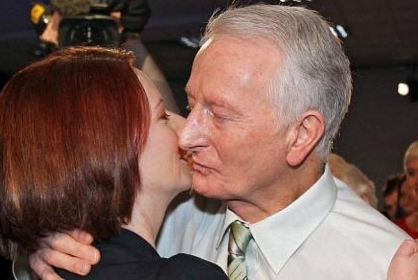 PM Australia Julia Gillard memeluk ayahnya, John Gillard dalam kampanye partai pada 2010 lalu.