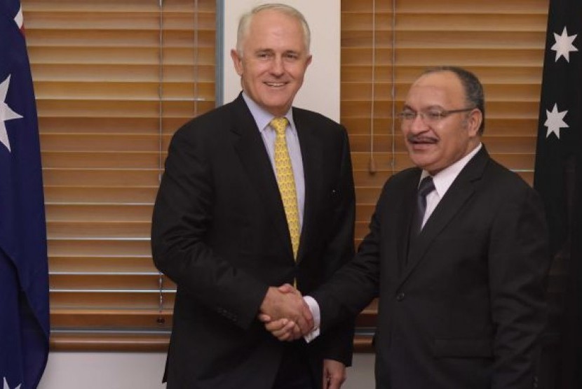 PM Australia Malcolm Turnbull (kiri) berjabat tangan dengan PM Papua Nugini Peter O'Neill di Canberra tahun 2016.