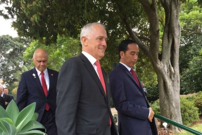 PM Australia Malcolm Turnbull (tengah) dan Presiden Indonesia Joko Widodo (kanan) saat berada di Australia, Ahad (26/2).