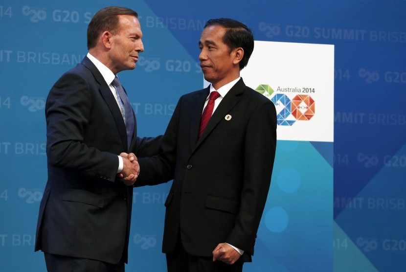 PM Australia Tony Abbott menyalami Presiden RI Joko Widodo saat menyambutnya ke pembukaan pertemuan G20, Sabtu (15/11).