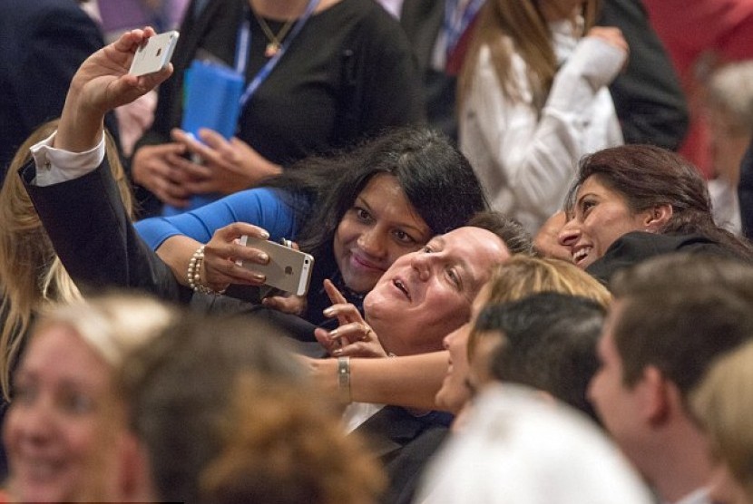 PM David Cameron selfie bersama pengagumnya. Dailymail