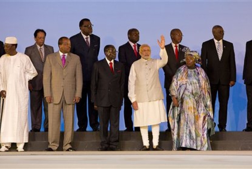 PM India Narendra Modi bersama sejumlah pemimpin negara Afrika dalam KTT Forum India Afrika di kompleks olahraga Indira Gandhi, New Delhi, India, Kamis (29/10).