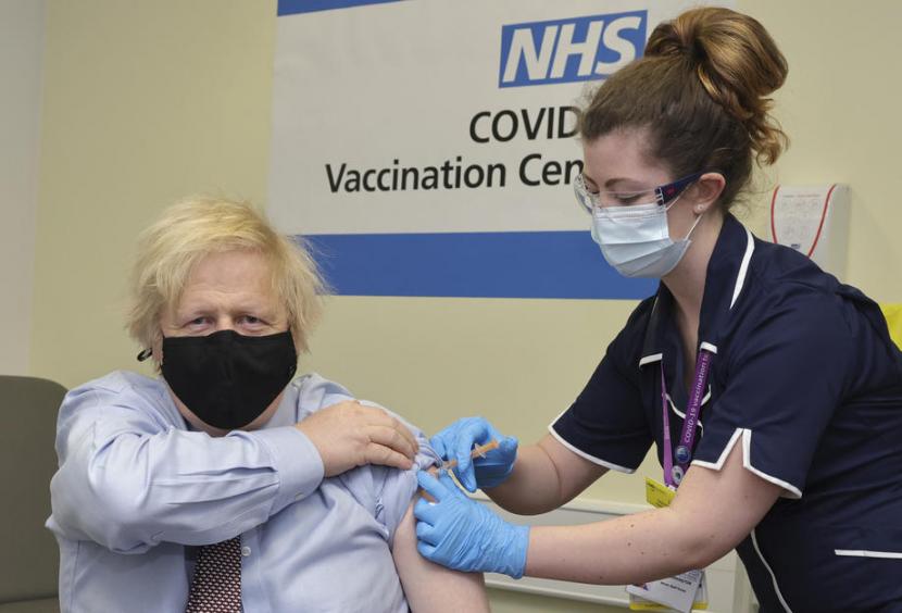 PM Inggris Boris Johnson menerima dosis pertama vaksin AstraZeneca, Jumat (19/3/2021). NHS telah diminta untuk bersiap akan kemungkinan bergulirnya vaksinasi Covid-19 untuk anak usia 12-15 tahun.