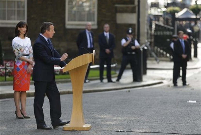 PM Inggris David Cameron berbicara di 10 Downing Street, London dengan didampingi istrinya Samantha, Jumat, 24 Juni 2016. Cameron mundur setelah warga Inggris memutuskan keluar dari Uni Eropa.