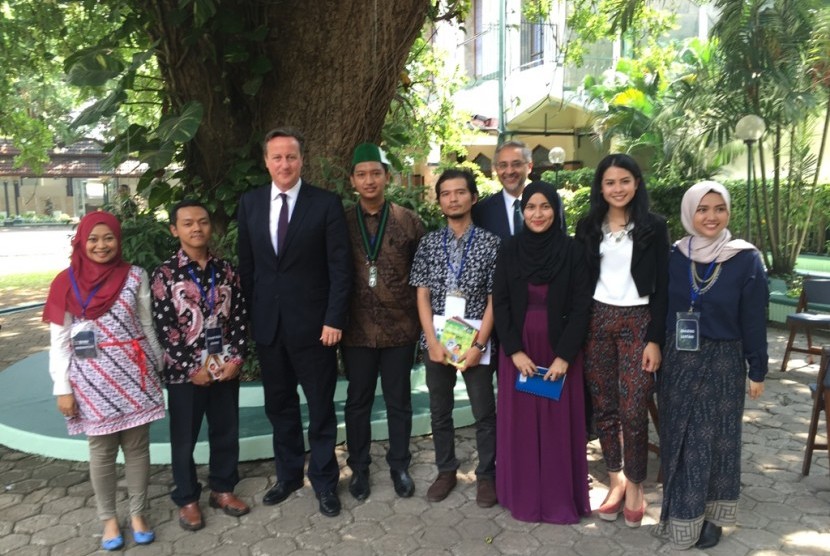 PM Inggris David Cameron berfoto bersama wakil lima ormas pemuda di halaman Masjid Agung Sunda Kelapa (MASK) Jakarta, Selasa (28/7). Ketua Umum PB HMI Arief Rosyid Hasan (keempat dari kiri).