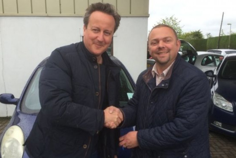 PM Inggris David Cameron saat membeli mobil bekas murah Nissan Micra untuk istrinya.