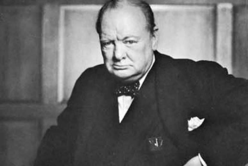 PM Inggris periode Perang Dunia kedua, Sir Winston Churchill.