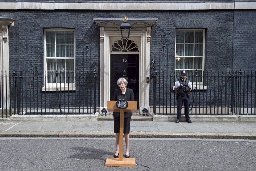 PM Inggris Theresa May berpidato terkait insiden van teror di Jembatan London di depan kediamannya di Downing Street, Ahad (4/6).