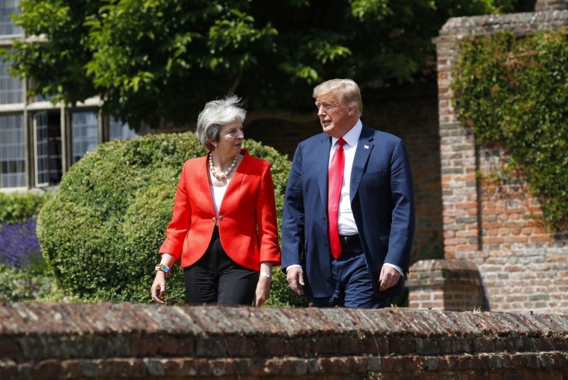 PM Inggris Theresa May bersama Presiden AS Donald Trump, Jumat (13/7), di Inggris.