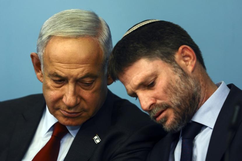 PM Israel Benjamin Netanyahu dan Menkeu Bezalel Smotrich (kanan). Smotrich memotong dan mengalihkan dana pemasukan pajak Palestina untuk warga Israel yang terkena serangan. (ilustrasi)
