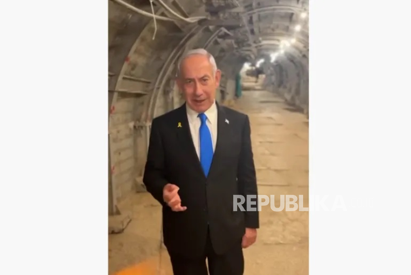 PM Israel Benjamin Netanyahu muncul dari dalam terowongan Masjid Al Aqsa. 