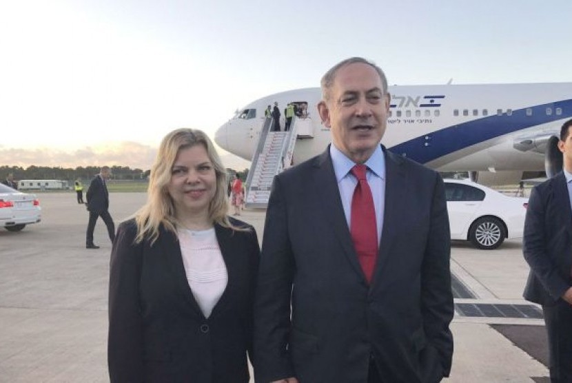 PM Israel Benjamin Netanyahu tiba di Sydney bersama istrinya, Sarah. Ini menjadi kali pertama PM Israel ke Australia.