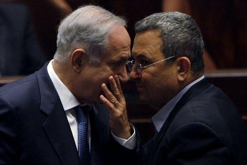 PM Israel, Benyamin Netanyahu (kiri) dan Menteri Pertahanan Israel, Ehud Barak (kanan)