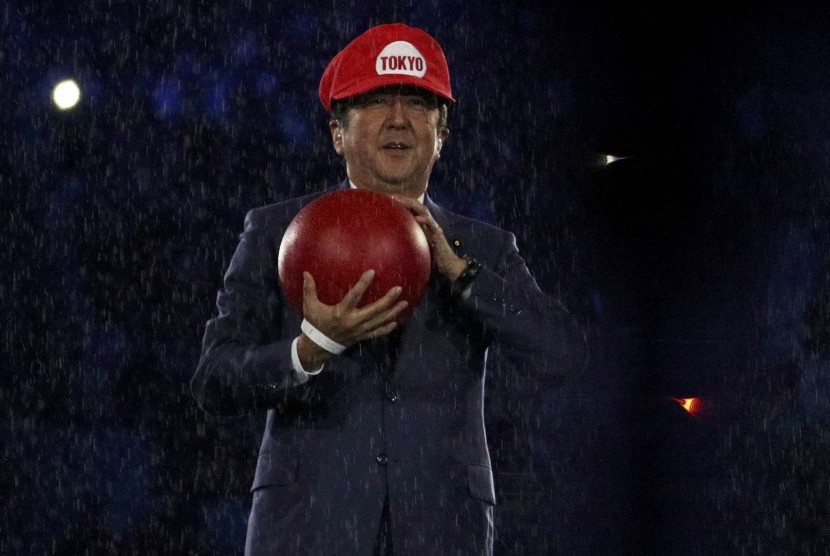 PM Jepang Shinzo Abe keluar dari pipa dan muncul sebagai Super Mario di penutupan Olimpiade Rio, (22/8). Olimpiade berikutnya akan dihelat di Tokyo, Jepang.