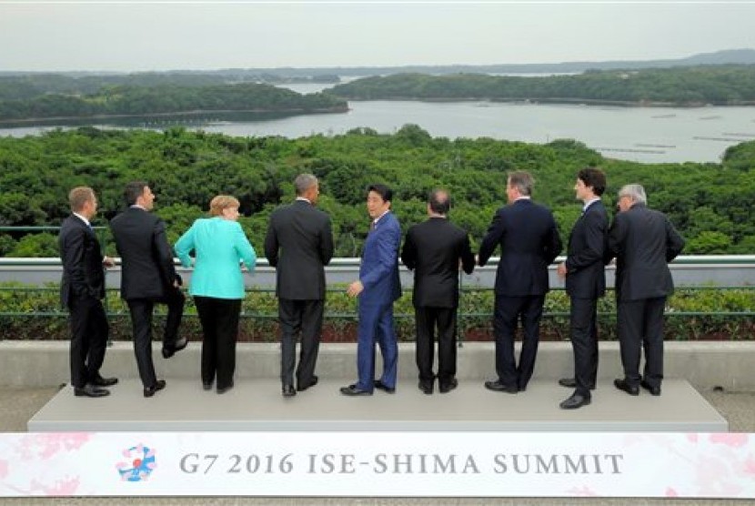 PM Jepang Shinzo Abe (tengah) bersama pemimpin negara G7 saat sesi foto bersama di hari pertama KTT G7 di Shima, Jepang, Kamis, 26 Mei 2016.
