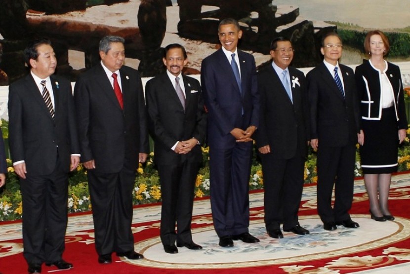 PM Jepang Yoshihido Noda, Presiden SBY, Sultan Halsanah Bolkiah, Presiden AS Brack Obama, PM Kamboja Hun Sen, PM Cina Wen Jiabao, PM Australia Julia Gilliard dalam KTT Asia Timur