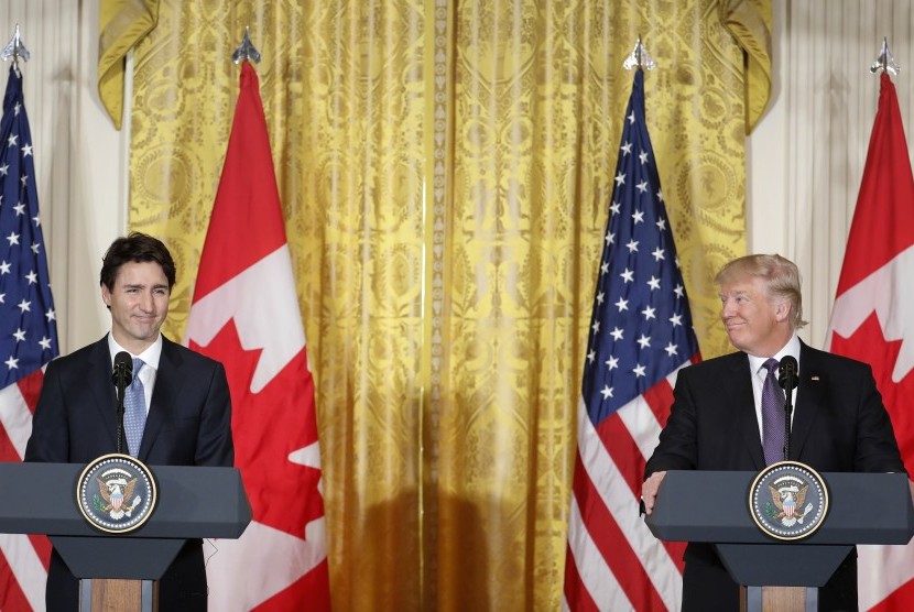 PM Kanada Justin Trudeau saat bertemu Presiden AS Donald Trump, Selasa (14/2).
