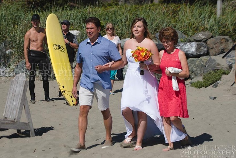 PM Kanada Justin Trudeau tampak memegang selancar dan berdiri di tepi memberi jalan bagi pengantin yang hendak menikah.