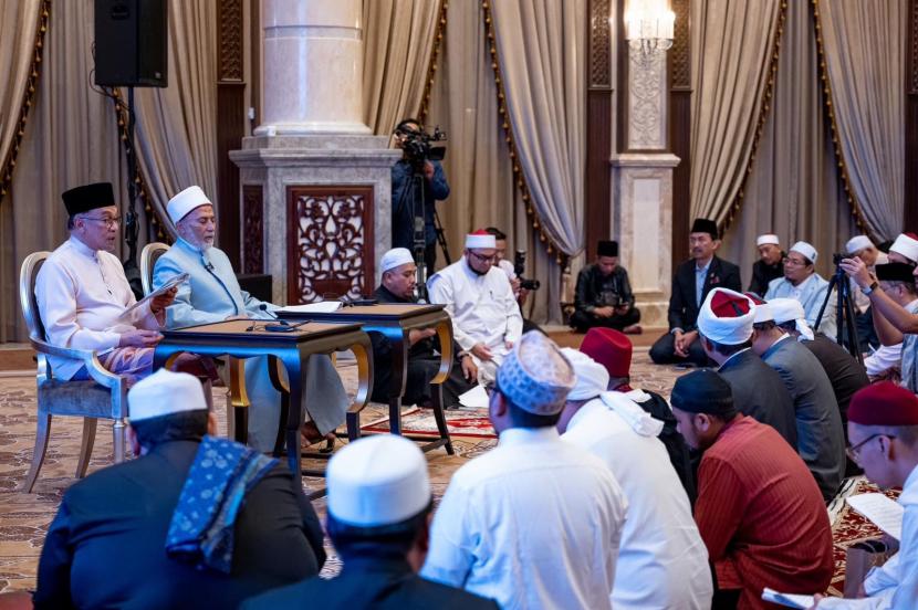 PM ke-10 Malaysia, Datuk Seri Anwar Ibrahim mendengarkan tausiah dari Maulana Syekh Yusri Rusydi Jabar Al-Hasani.