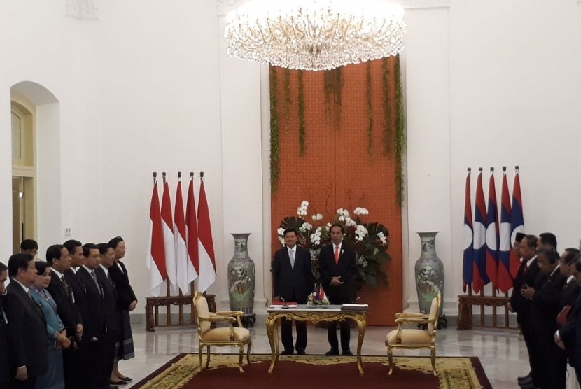 PM Laos bersama Presiden Jokowi menggelar jumpa pers di Istana Presiden, Kamis (12/10).