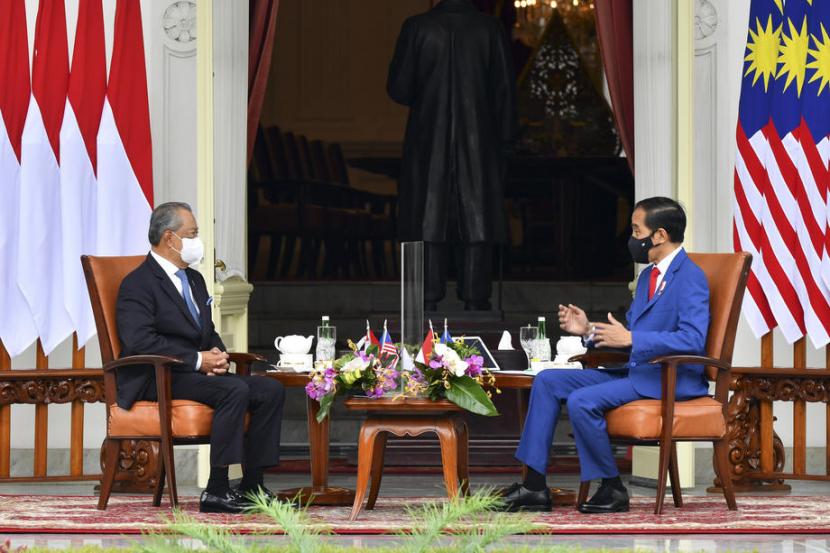 PM Malaysia Muhyiddin Yassin bertemu dengan Presiden Indonesia Joko Widodo di Istana Merdeka, Kamis (5/2), di Jakarta, Indonesia. Muhyiddin melawat selama dua hari dalam kunjungan resmi untuk mempererat hubungan bilateral Indonesia dan Malaysia. 