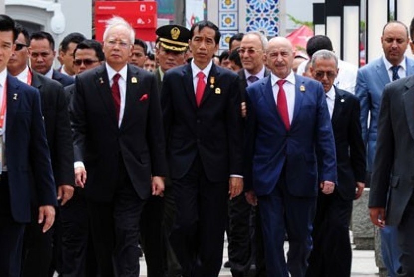 PM Malaysia Najib Razak di sebelah kiri Presiden Joko Widodo saat Konferensi Asia Afrika medio April 2015 lalu.