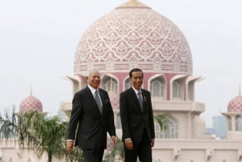 PM Malaysia Najib Razak menyambut Presiden RI Joko Widodo ke kantornya di Kompleks Putrajaya, Kamis (6/2).