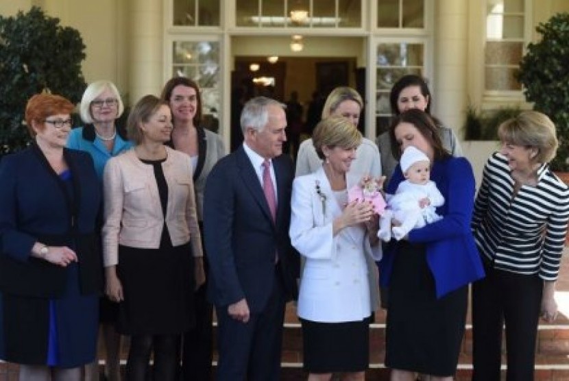 PM Malcolm Turnbull berfoto bersama para menteri perempuan dan bayi Olivia. 