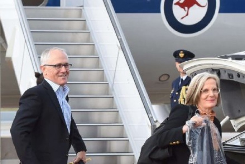 PM Malcolm Turnbull dan istrinya Lucy bersiap menaiki pesawat di Pangkalan Udara Fairbairn di Canberra.