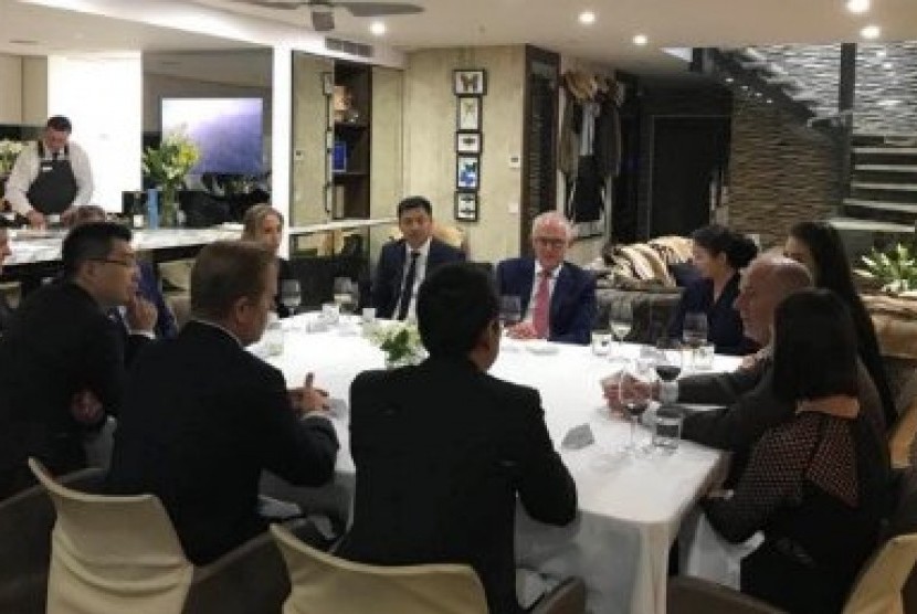 PM Malcolm Turnbull makan malam bersama donatur politik Liu Xiaodong (duduk di sebelah kanan PM) di lokasi yang tak disebutkan di Brisbane, 19 November 2017.