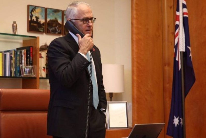  PM Malcolm Turnbull mengadakan pembicaraan selama 15 menit dengan Donald Trump. 