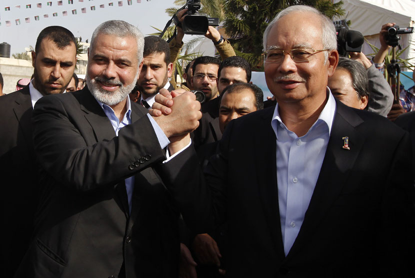 PM Palestina Ismail Haniyeh menyambut PM Malaysia Najib Razak saat berkunjung ke Gaza, Selasa (22/1).  (Reuters/Mohammed Salem)