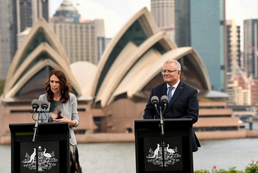 PM Selandia Baru Jacinda Ardern dalam sebuah konferensi pers bersama Perdana Menteri Australia Scott Morrison di Sydney, Jumat (28/2). Ardern mengkritik kebijakan deportasi Australia.