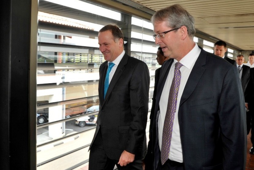 PM Selandia Baru John Key (kiri) didampingi Dubes Selandia Baru untuk Indonesia David Taylor (kanan) saat tiba di Bandara Soekarno-Hatta