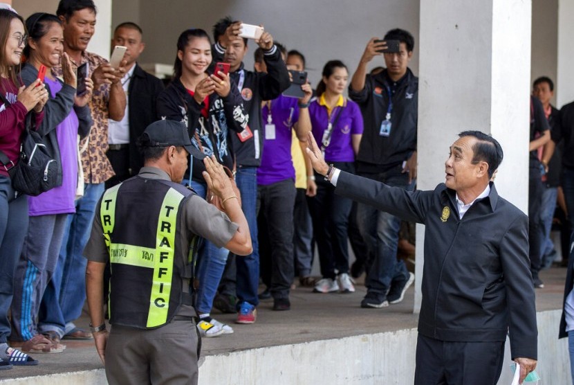 PM Thailand Prayuth Chan-ocha melambaikan tangan usai mengunjungi korban penembakan di Korat, Nakhon Ratchasima, Thailand, Ahad (9/2).
