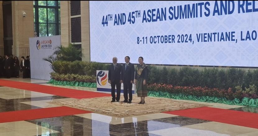 PM Timor Leste Xanana Gusmao (kiri) disambut oleh PM Laos Xonesay Simphadone saat di KTT ASEAN, Rabu (9/10/2024).