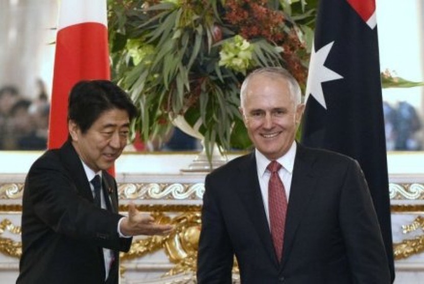 PM Turnbull (kanan) disambut oleh PM Abe (kiri) sebelum pertemuan mereka di Tokyo. 