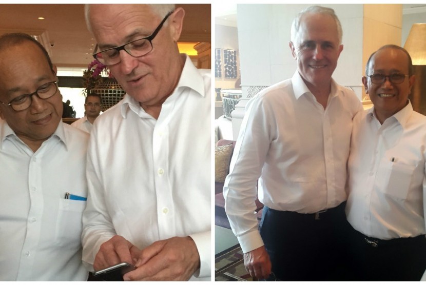 PM Turnbull menunjukkan foto-foto 'blusukan' ke Tanah Abang kepada Dubes Nadjib.