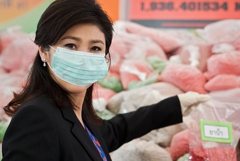 PM Yingluck di depan narkoba hasil sitaan kepolisian Thailand sesaat sebelum dimusnakan dengan dibakar pada Jumat (29/6/2012)