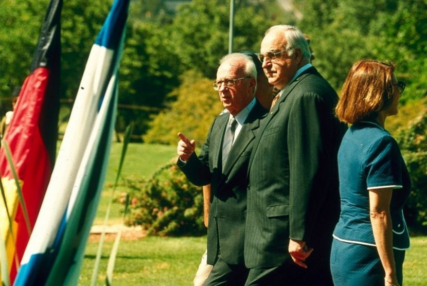 Mantan Kanselor Jerman Helmut Kohl (kanan).