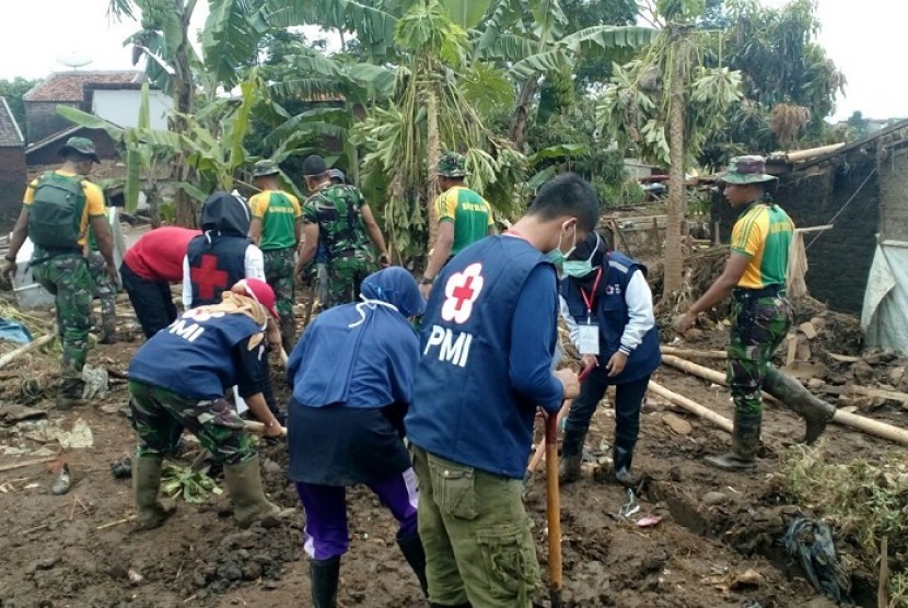 PMI bangun MCK darurat untuk korban bencana banjir bandang di Garut, Jawa Barat