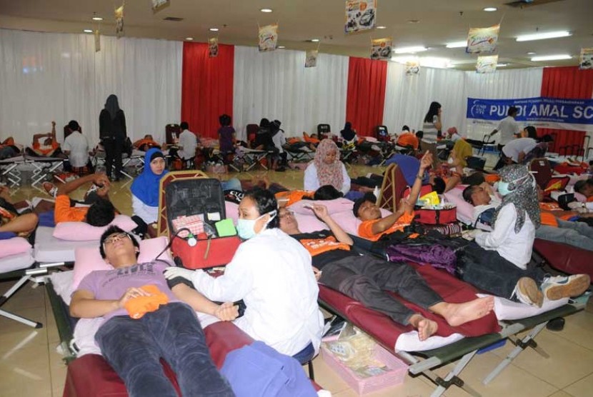 PMI bekerjasama dengan BCA mengadakan kegiatan Donor Darah di Mangga Dua Square